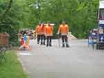 Die Maibaumträger warten auf das Signal. - Maifest Hittbergen Fotogalerie -