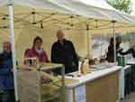 An diesem Zelt gab es Räucherfisch, Hamburger und Pommes Frites für das leibliche Wohl.- Maifest Hittbergen Fotogalerie -