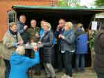 Während die Einen noch Klimmzüge machen, tanken die Anderen schon Energie. Der Weinstand auf dem Maifest Hittbergen.- Maifest Hittbergen Fotogalerie -